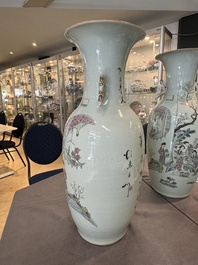 A pair of Chinese famille rose vases with ladies in a garden, signed Rongfang, 19/20th C.