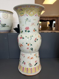 A Chinese famille rose pedestal stand with floral design, 19th C.