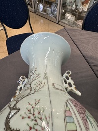 A pair of Chinese famille rose vases with ladies in a garden, signed Rongfang, 19/20th C.
