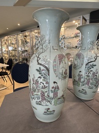 A pair of Chinese famille rose vases with ladies in a garden, signed Rongfang, 19/20th C.