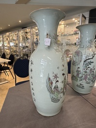 A pair of Chinese famille rose vases with ladies in a garden, signed Rongfang, 19/20th C.