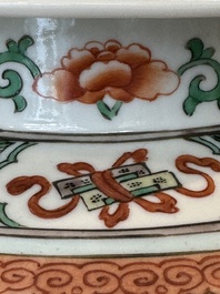 A pair of Chinese famille verte 'Wen Wang Fang Xian 文王訪賢' vases and covers, 19th C.