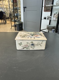 A varied collection of thirteen pieces Chinese famille rose and verte porcelain, 19th C.