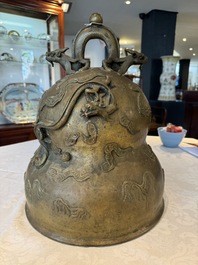 A Chinese bronze 'dragon' bell, 19th C.