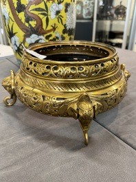 A large Chinese yellow-ground Dayazhai-style 'dragons' jar and cover on gilt bronze stand, 19th C.