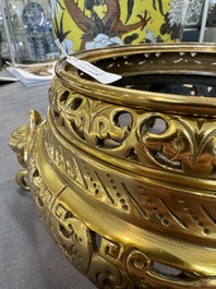 A large Chinese yellow-ground Dayazhai-style 'dragons' jar and cover on gilt bronze stand, 19th C.