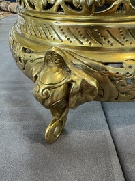 A large Chinese yellow-ground Dayazhai-style 'dragons' jar and cover on gilt bronze stand, 19th C.
