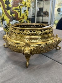 A large Chinese yellow-ground Dayazhai-style 'dragons' jar and cover on gilt bronze stand, 19th C.
