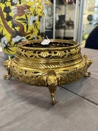 A large Chinese yellow-ground Dayazhai-style 'dragons' jar and cover on gilt bronze stand, 19th C.