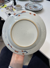 A pair of Chinese Imari-style plates, a plate and a pair of saucers, Kangxi/Yongzheng