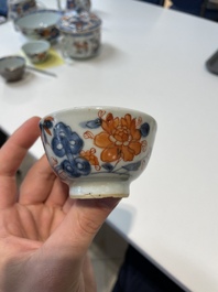 A varied collection of fourteen Chinese Imari-style wares, Kangxi/Qianlong
