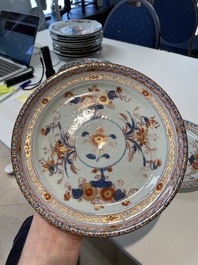 A pair of Chinese Imari-style plates, a plate and a pair of saucers, Kangxi/Yongzheng