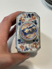 A varied collection of fourteen Chinese Imari-style wares, Kangxi/Qianlong