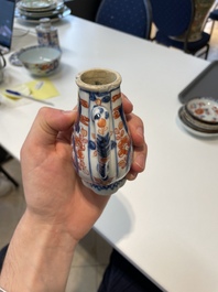 A varied collection of fourteen Chinese Imari-style wares, Kangxi/Qianlong