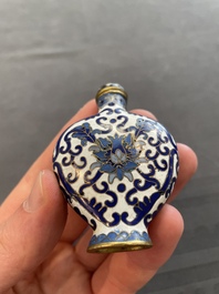 Eleven Chinese snuff bottles in amber, agate, rock crystal, lacquer, hardstone, metal and wood, 19/20th C.
