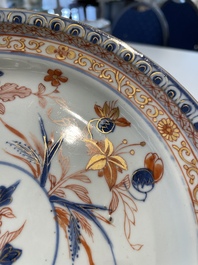 A pair of Chinese Imari-style plates, a plate and a pair of saucers, Kangxi/Yongzheng