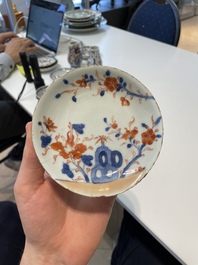 A varied collection of fourteen Chinese Imari-style wares, Kangxi/Qianlong