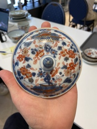 A varied collection of fourteen Chinese Imari-style wares, Kangxi/Qianlong