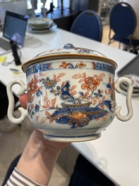 A varied collection of fourteen Chinese Imari-style wares, Kangxi/Qianlong