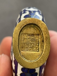 Eleven Chinese snuff bottles in amber, agate, rock crystal, lacquer, hardstone, metal and wood, 19/20th C.