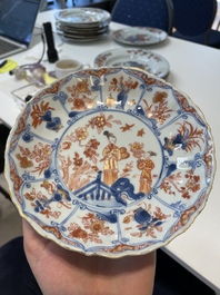 A pair of Chinese Imari-style plates, a plate and a pair of saucers, Kangxi/Yongzheng
