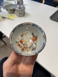 A varied collection of fourteen Chinese Imari-style wares, Kangxi/Qianlong