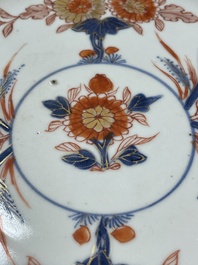 A pair of Chinese Imari-style plates, a plate and a pair of saucers, Kangxi/Yongzheng
