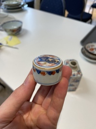A varied collection of fourteen Chinese Imari-style wares, Kangxi/Qianlong