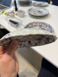 A pair of Chinese Imari-style plates, a plate and a pair of saucers, Kangxi/Yongzheng