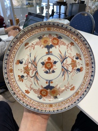 A pair of Chinese Imari-style plates, a plate and a pair of saucers, Kangxi/Yongzheng
