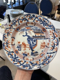 A pair of Chinese Imari-style plates, a plate and a pair of saucers, Kangxi/Yongzheng
