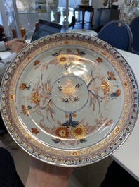 A pair of Chinese Imari-style plates, a plate and a pair of saucers, Kangxi/Yongzheng