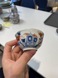 A varied collection of fourteen Chinese Imari-style wares, Kangxi/Qianlong