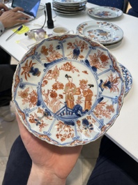 A pair of Chinese Imari-style plates, a plate and a pair of saucers, Kangxi/Yongzheng