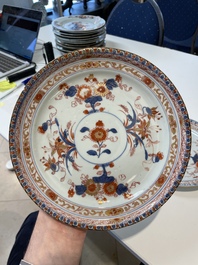 A pair of Chinese Imari-style plates, a plate and a pair of saucers, Kangxi/Yongzheng