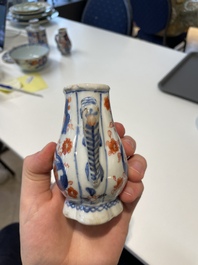 A varied collection of fourteen Chinese Imari-style wares, Kangxi/Qianlong