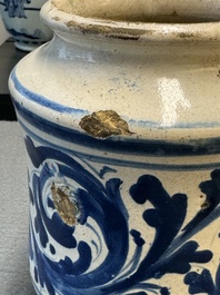 A blue and white Italian maiolica albarello, 16/17th C.