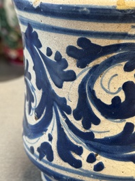 A blue and white Italian maiolica albarello, 16/17th C.