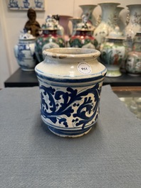 A blue and white Italian maiolica albarello, 16/17th C.