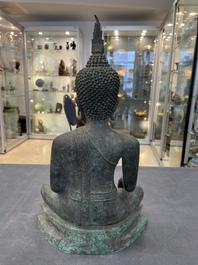 Four various Burmese bronze Buddhas, 15/17th C.