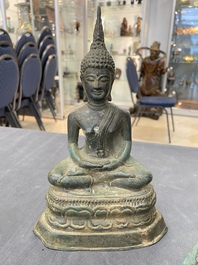 Four various Burmese bronze Buddhas, 15/17th C.