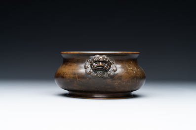 A Chinese bronze censer with lion-form handles, Xuande mark, 17/18th C.