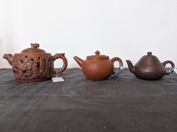 Three Chinese Yixing stoneware teapots and a pair of famille rose phoenixes, 19/20th C.