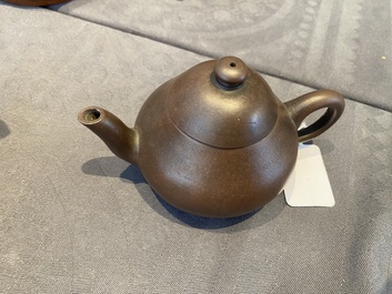 Three Chinese Yixing stoneware teapots and a pair of famille rose phoenixes, 19/20th C.