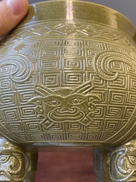 A Chinese teadust-glazed archaistic food vessel and cover, 'dui 敦', Hua Ting Shi Zhi 華亭氏製 mark, late 19th C.