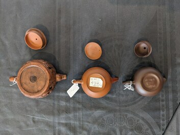Three Chinese Yixing stoneware teapots and a pair of famille rose phoenixes, 19/20th C.