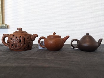 Three Chinese Yixing stoneware teapots and a pair of famille rose phoenixes, 19/20th C.