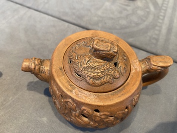 Three Chinese Yixing stoneware teapots and a pair of famille rose phoenixes, 19/20th C.