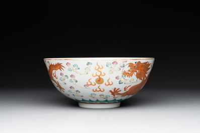 A Chinese famille rose 'dragon' bowl, Xuantong mark, 20th C.