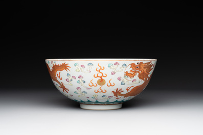A Chinese famille rose 'dragon' bowl, Xuantong mark, 20th C.